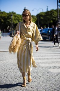 PARIS, FRANCE - JULY 02: Anna Borisovna, wearing a yellow shirt, white and yellow striped skirt, yellow sandals and straw bag, is seen outside Chanel show during Paris Fashion Week - Haute Couture Fall/Winter 2019/2020 on July 02, 2019 in Paris, France. (Photo by Claudio Lavenia/Getty Images) camicie camicie lino che si abbina perfettamente a un pareo e a sandali bassi