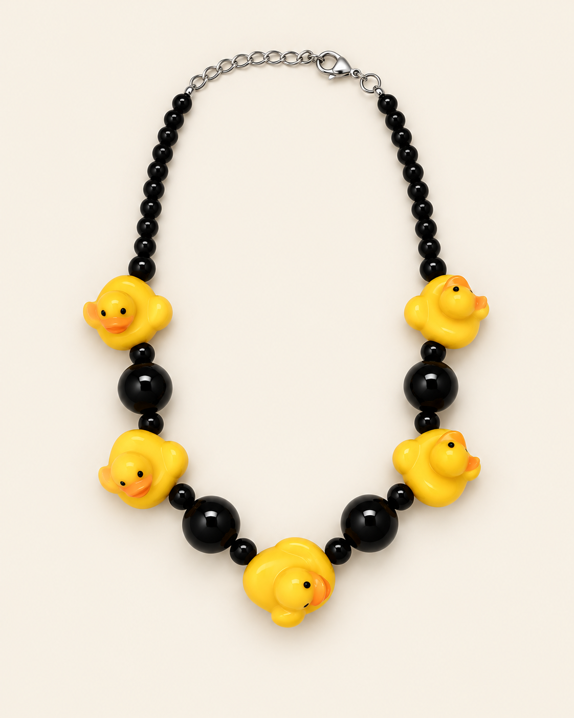 Collana-di-paperelle-gialle-e-perle-nere Collana Papere Sereku Perle Nere - immagine 1