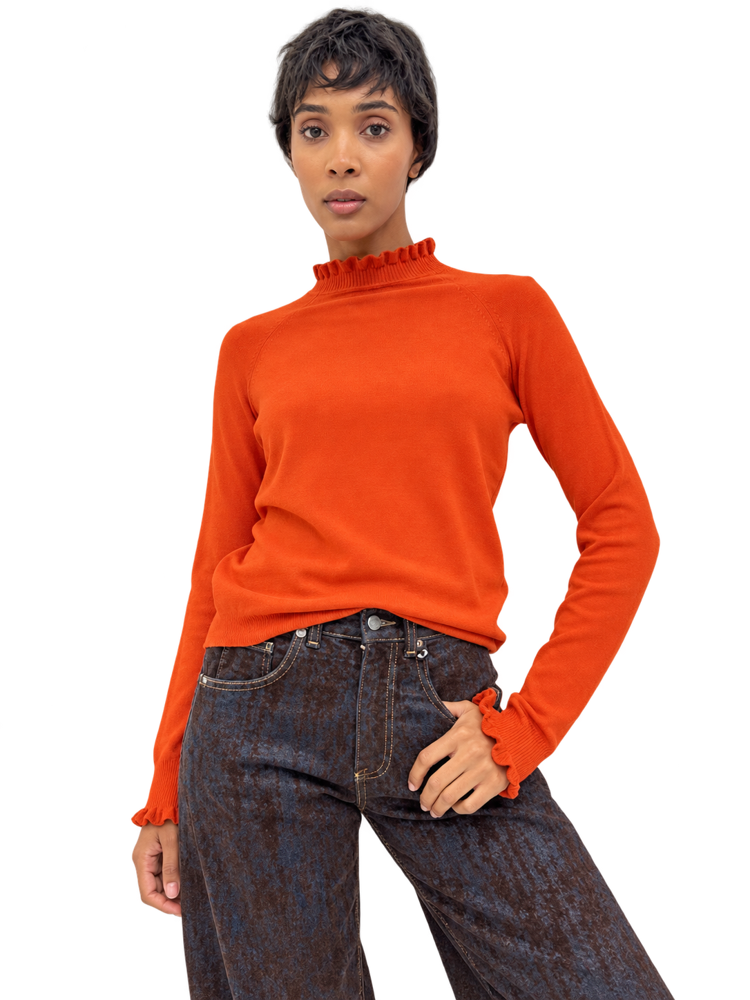 Ritratto moda con maglia arancione e jeans Maglia Have One con rouge